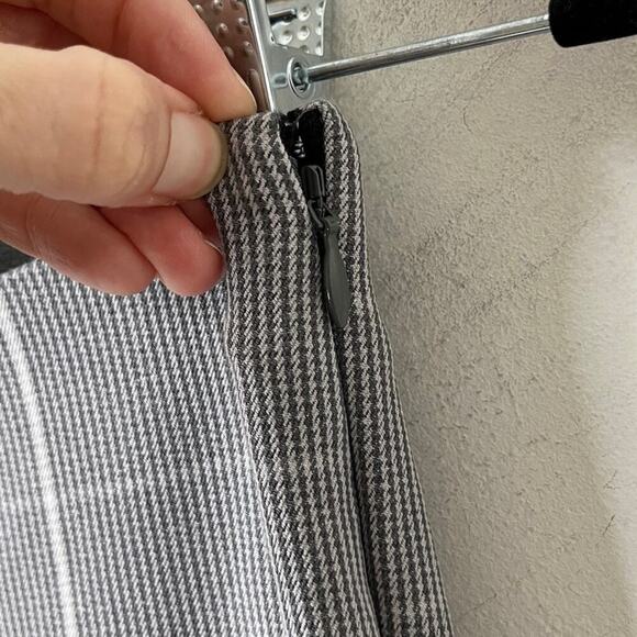 A New Day Women's Ponte Knit Ankle Pants Size 4 Gray Houndstooth Plaid Check - Picture 3 of 7